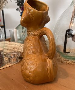 pichet vintage en barbotine caniche