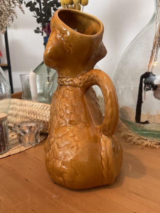 pichet vintage en barbotine caniche